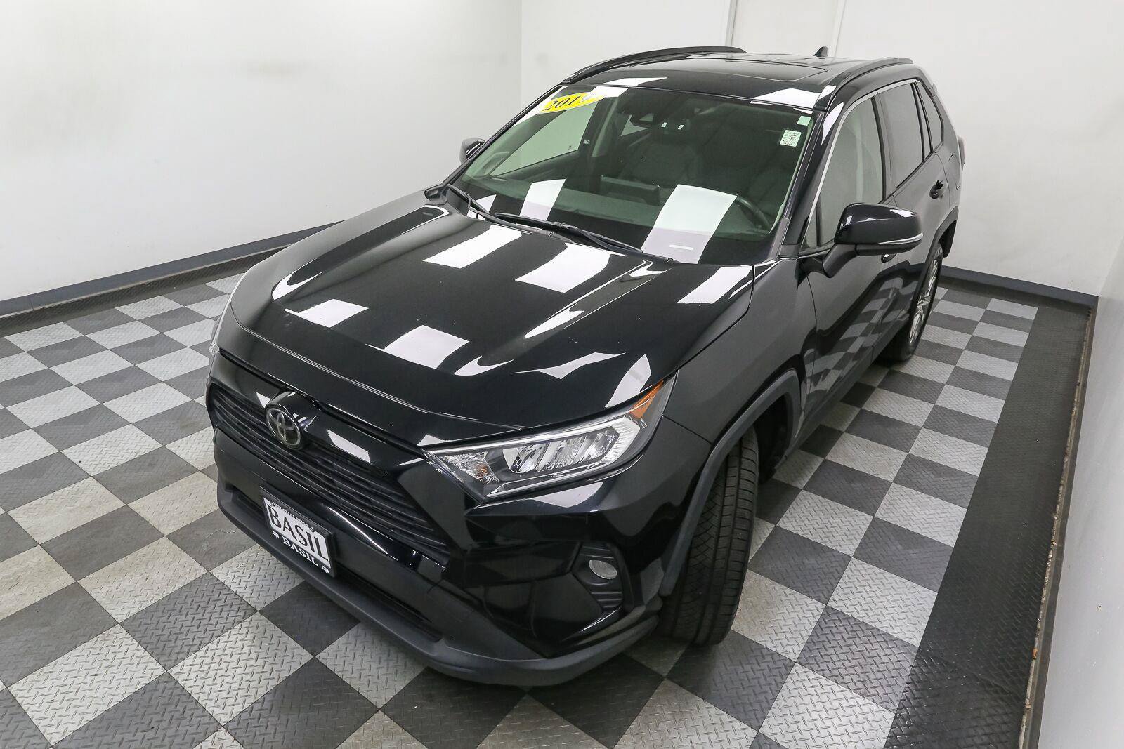 Used 2019 Toyota RAV4 XLE Premium w/ Cold Weather Package AWD/4WD image 6