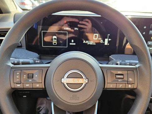 Used 2025 Nissan Kicks SV image 11