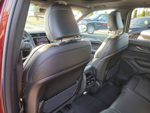 New 2025 Jeep Grand Cherokee Altitude image 10