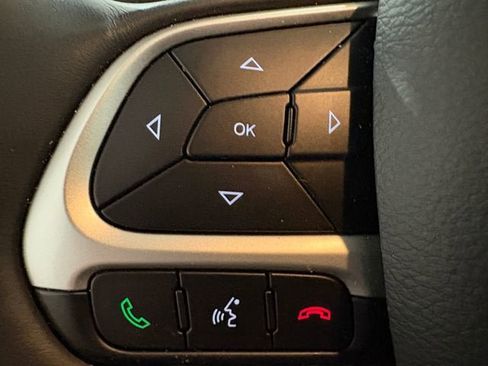 Used 2018 Jeep Compass Latitude w/ Popular Equipment Group AWD/4WD image 9