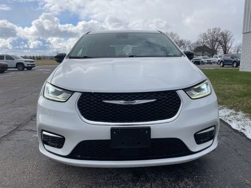 Used 2024 Chrysler Pacifica Limited FWD image 2