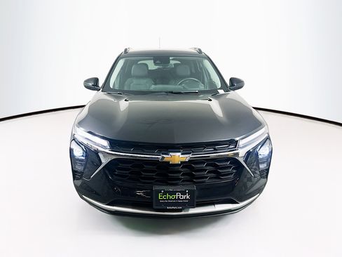 Used 2025 Chevrolet Trax LT w/ LT Convenience Package FWD image 2