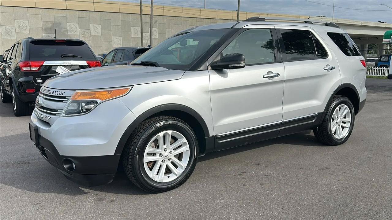 Used 2014 Ford Explorer XLT w/ Equipment Group 202A AWD/4WD image 17
