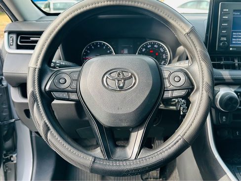 Used 2021 Toyota RAV4 LE image 19