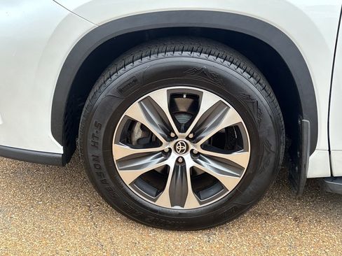 Used 2022 Toyota Highlander XLE image 25