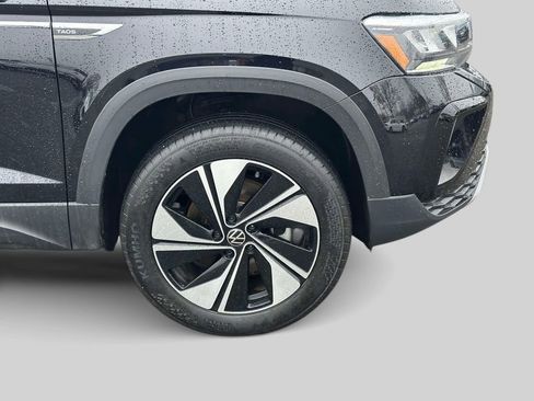 Used 2024 Volkswagen Taos SE image 11