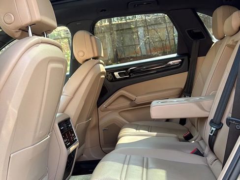 Used 2020 Porsche Cayenne image 17