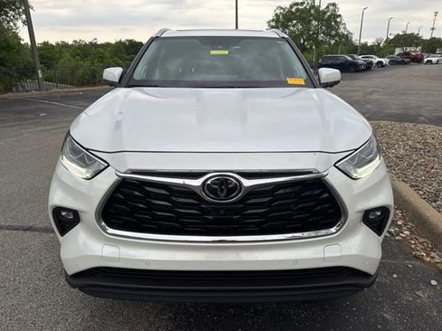Used 2023 Toyota Highlander Limited FWD image 8
