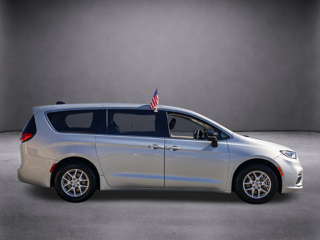Used 2024 Chrysler Pacifica Touring-L FWD image 3