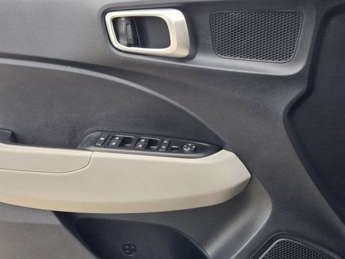 Certified 2025 Hyundai Venue SEL image 23