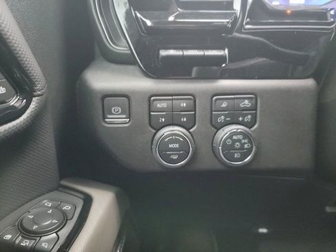 Used 2024 Chevrolet Silverado 2500 ZR2 w/ Technology Package image 14