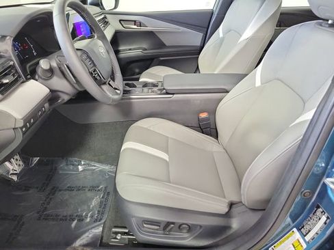 Used 2025 Toyota Camry SE FWD image 19