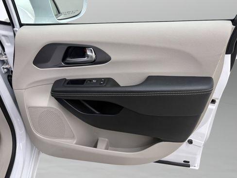 Used 2022 Chrysler Pacifica Touring-L image 24