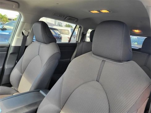 Used 2022 Toyota Highlander L image 19
