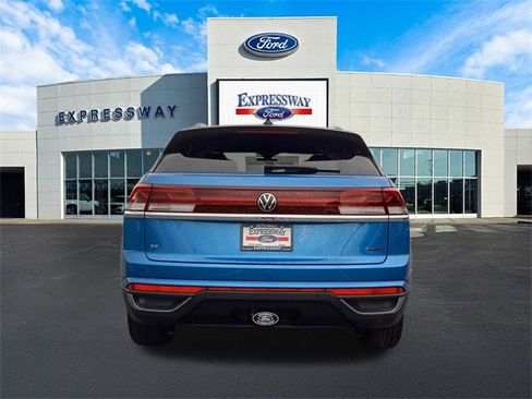 Used 2024 Volkswagen Atlas Cross Sport SE w/ Panoramic Sunroof Package image 7