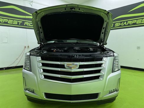 Used 2017 Cadillac Escalade ESV Luxury AWD/4WD image 4