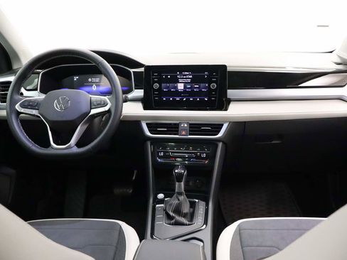 Used 2025 Volkswagen Taos SE w/ Panoramic Sunroof Package image 13