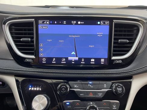 Used 2024 Chrysler Pacifica Select image 27