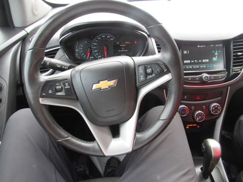 Used 2017 Chevrolet Trax LT w/ LT Convenience Package AWD/4WD image 16