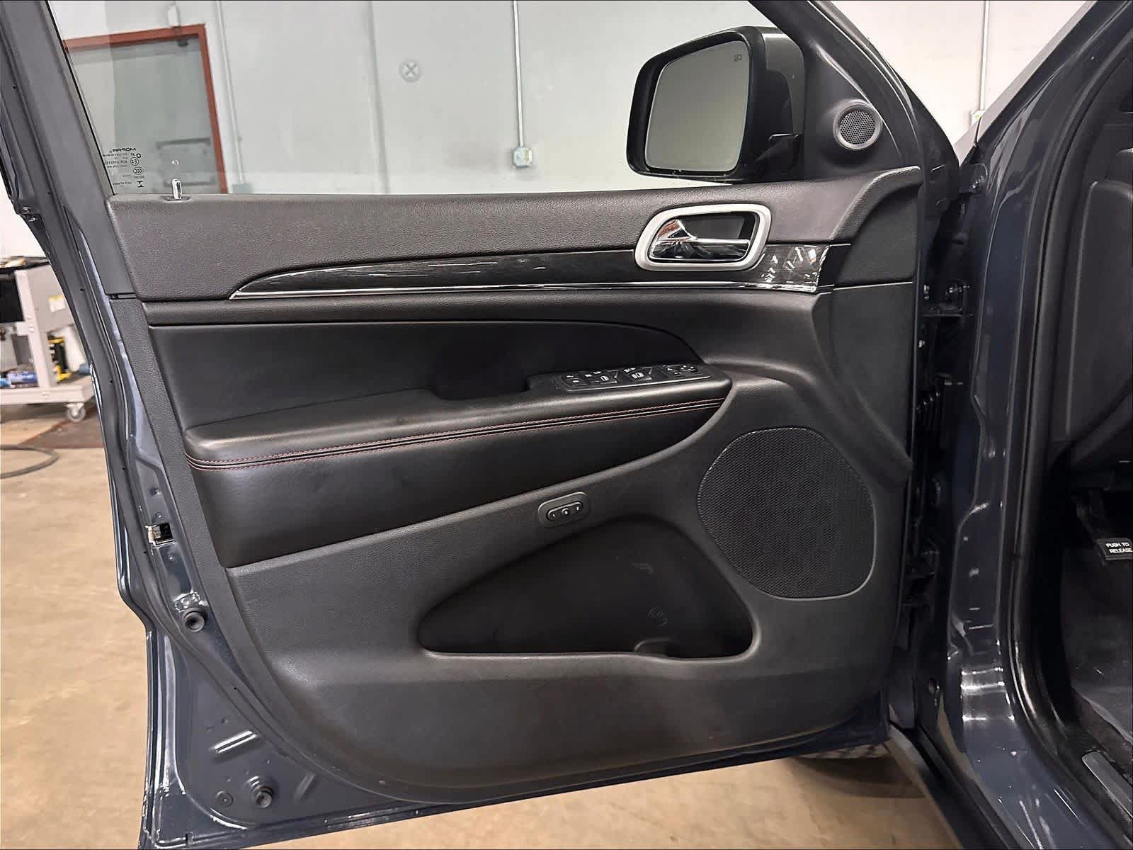 Used 2018 Jeep Grand Cherokee Trailhawk w/ Trailhawk Luxury Group AWD/4WD image 25