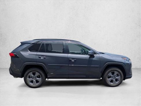 Used 2022 Toyota RAV4 LE AWD/4WD image 4