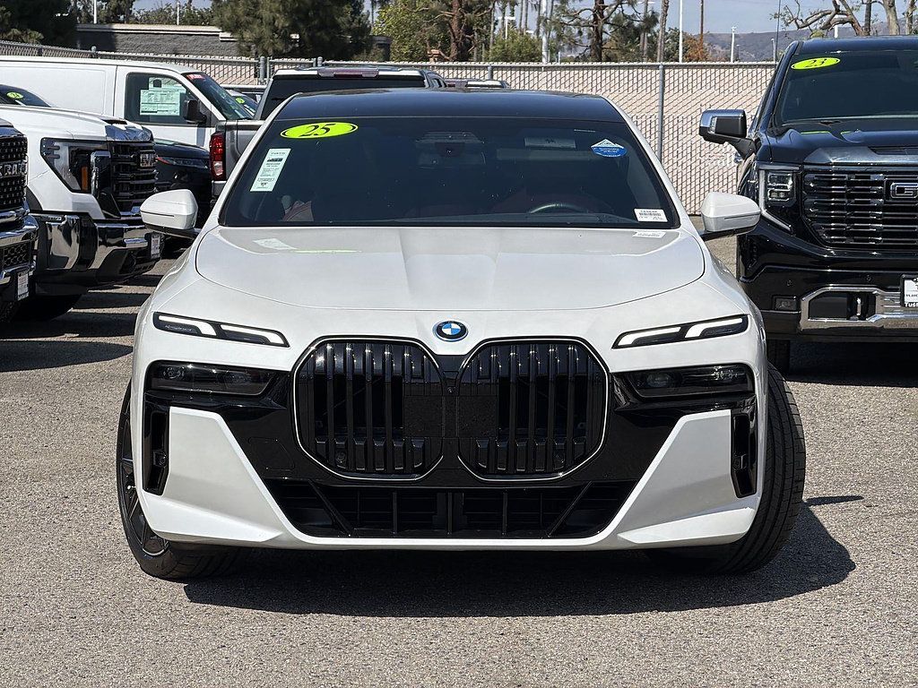 Used 2025 BMW 750e xDrive AWD/4WD image 2