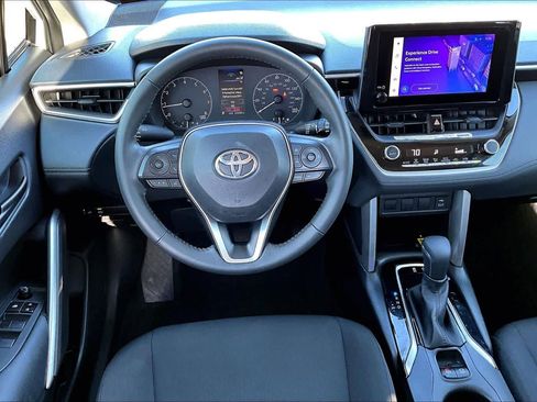 Used 2023 Toyota Corolla Cross LE image 5