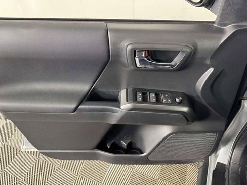 Used 2022 Toyota Tacoma TRD Off-Road AWD/4WD image 17