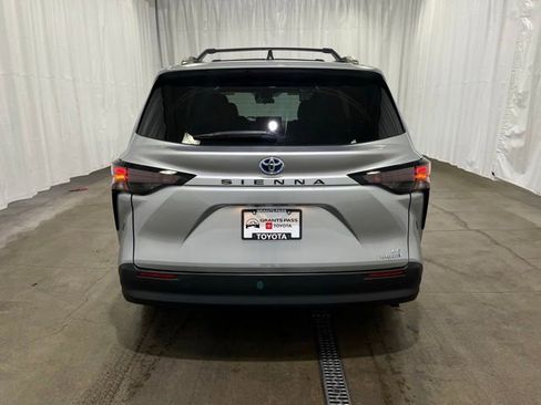 Certified 2023 Toyota Sienna LE FWD image 4