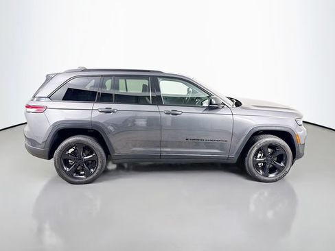 Used 2024 Jeep Grand Cherokee Altitude AWD/4WD image 4