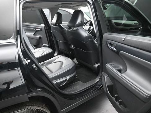 Used 2022 Toyota Highlander XLE AWD/4WD image 19