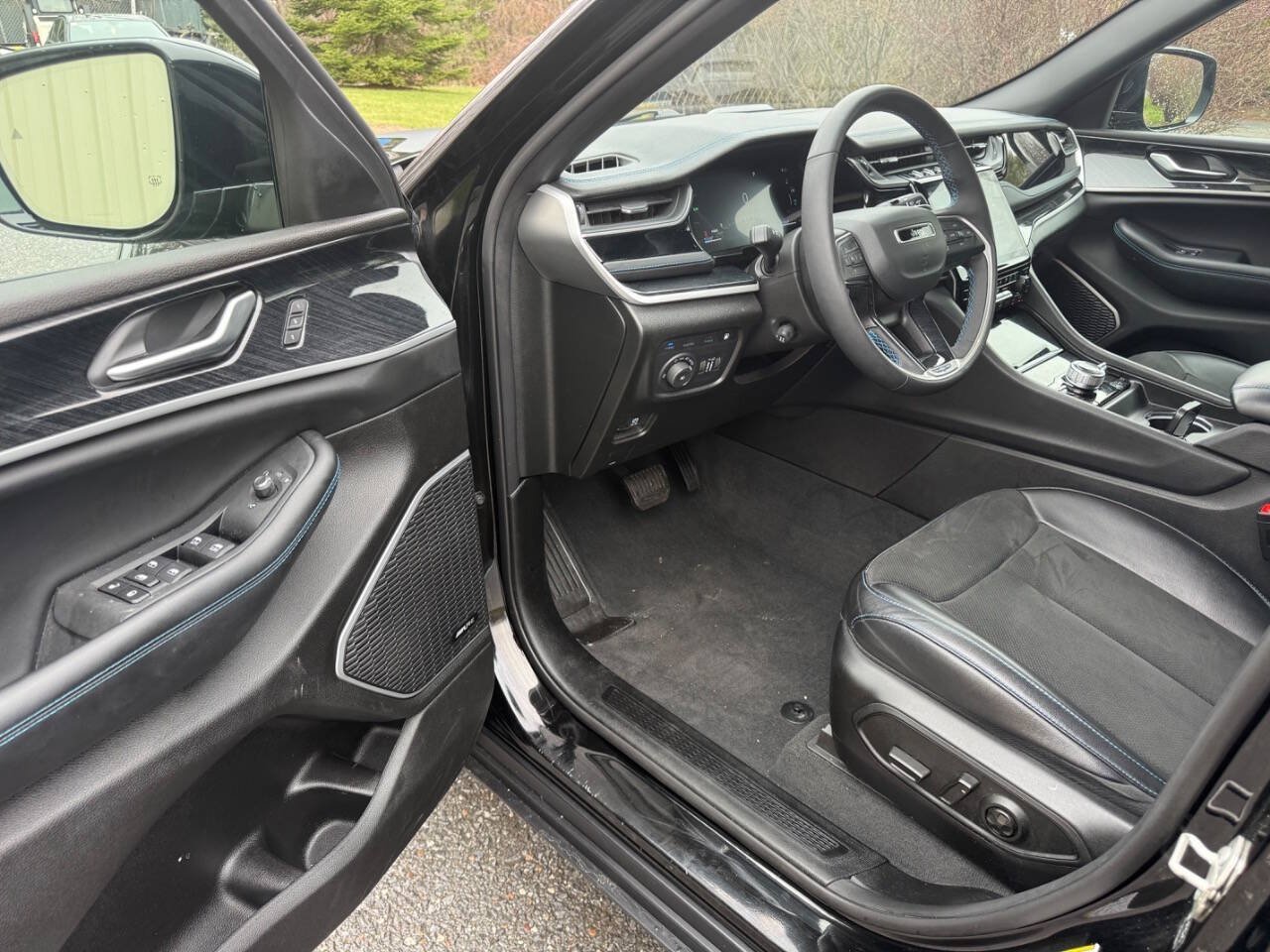 Used 2023 Jeep Grand Cherokee Trailhawk w/ Luxury Tech Group III AWD/4WD image 25