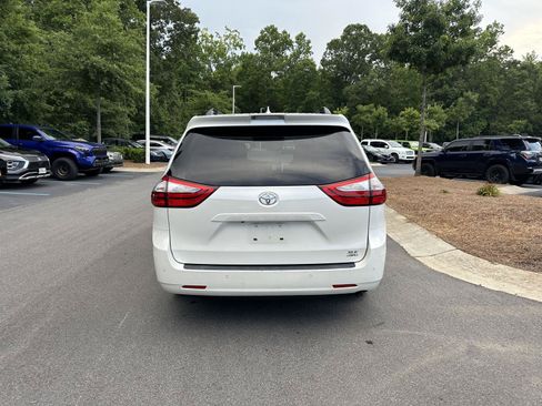 Used 2018 Toyota Sienna XLE Premium AWD/4WD image 7