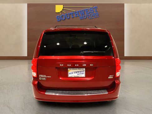 Used 2019 Dodge Grand Caravan SXT image 3