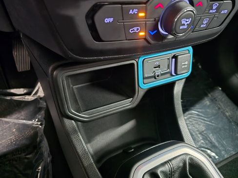 Used 2018 Jeep Renegade Latitude FWD image 26