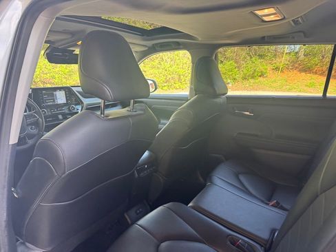 Used 2021 Toyota Highlander XLE image 19