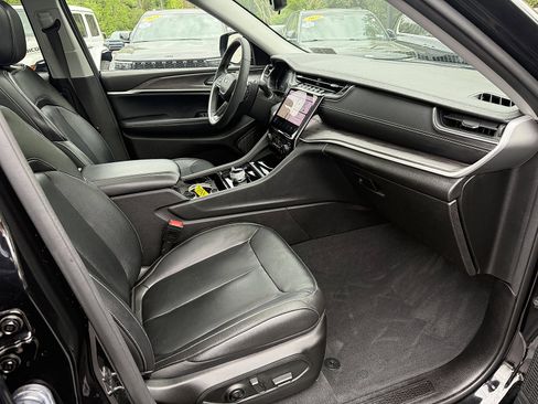 Used 2023 Jeep Grand Cherokee L Limited w/ Black Appearance Package AWD/4WD image 13