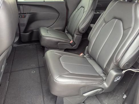 New 2026 Chrysler Pacifica Select FWD image 17