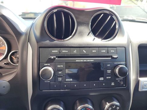 Used 2016 Jeep Compass Latitude FWD image 19