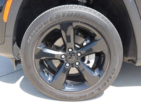 Used 2025 Jeep Grand Cherokee Altitude AWD/4WD image 30