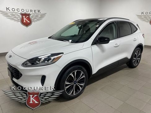 Used 2022 Ford Escape SE w/ SE Sport Appearance Package image 3