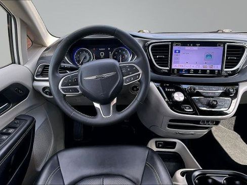 Used 2024 Chrysler Pacifica Touring-L FWD image 5