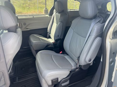 Used 2023 Toyota Sienna Limited image 12