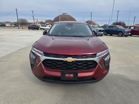 Used 2025 Chevrolet Trax LS w/ Driver Confidence Package image 8