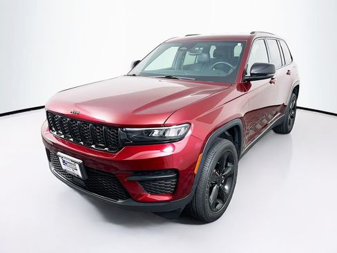 Used 2022 Jeep Grand Cherokee Altitude AWD/4WD image 3