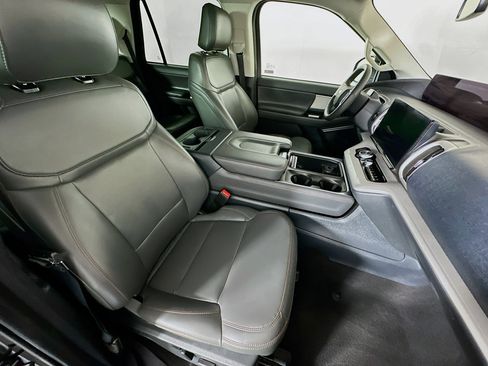 Used 2025 Ford Expedition Active AWD/4WD image 34