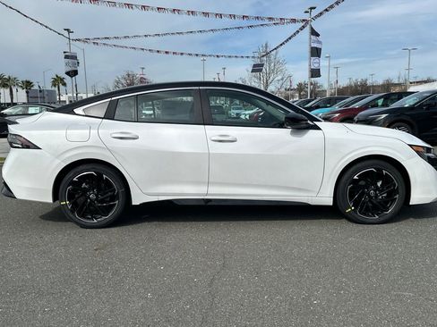 New 2026 Nissan Sentra SR w/ Floor Mat Package image 3