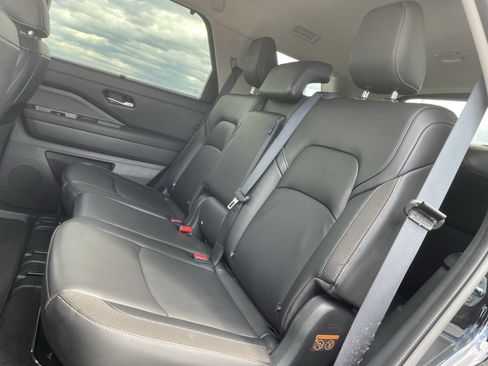 Used 2025 Nissan Pathfinder SL AWD/4WD image 13