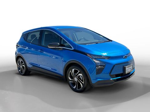 Used 2023 Chevrolet Bolt LT w/ Infotainment Package FWD image 7