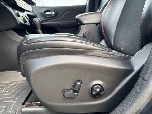 Used 2019 Jeep Cherokee Trailhawk w/ Cold Weather Group AWD/4WD image 24